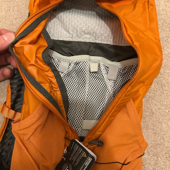 OSPREY Men's Bright Orange Lightweight Daypack Backpack Katari 7 - Picture 3 of 4